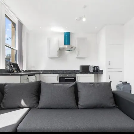 Amhc City Bradford City Centre One & Two Bedroom Apartments, 24 Hours Express Self Check In, Long Contractors Welcome, Paid Parking Available Nearby *